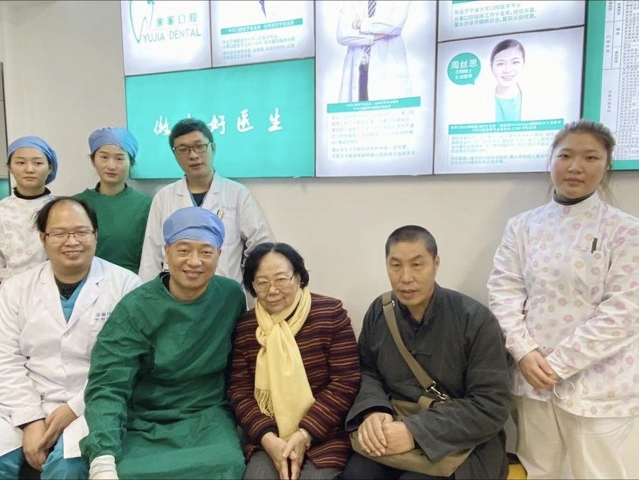 诊疗结束后患者与医护团队合影(经患者本人授权)