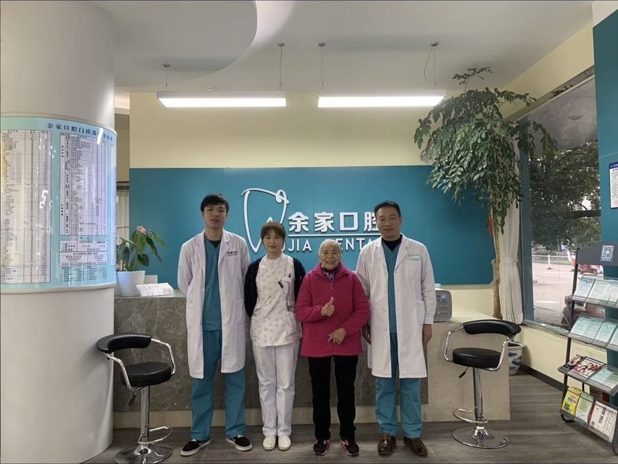 患者与医护团队合影(经患者本人授权)